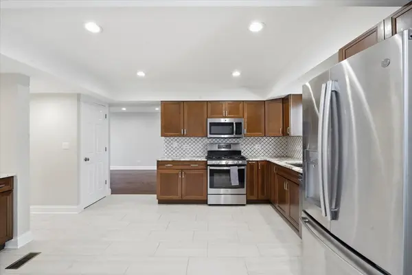 1284 Regent DR, Mundelein, IL 60060