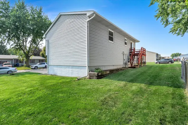5731 N Howell ST, Davenport, IA 52806