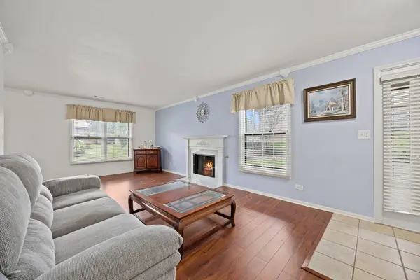 124 White Birch LN, Westmont, IL 60559