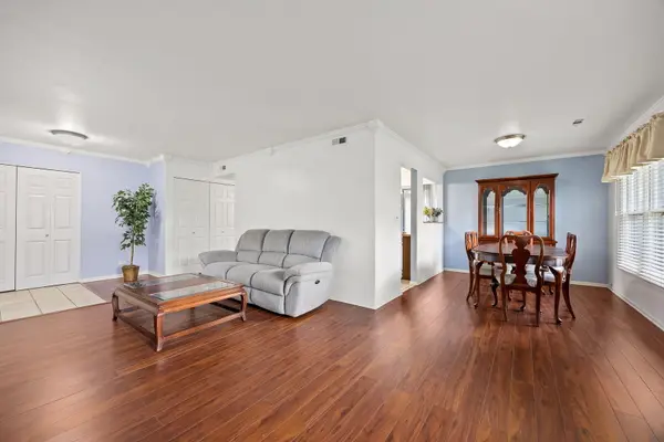 124 White Birch LN, Westmont, IL 60559