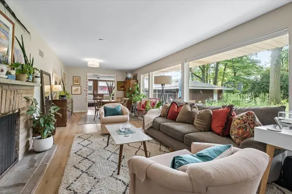 1233 Glenoak LN, Northbrook, IL 60062