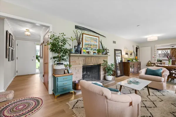1233 Glenoak LN, Northbrook, IL 60062