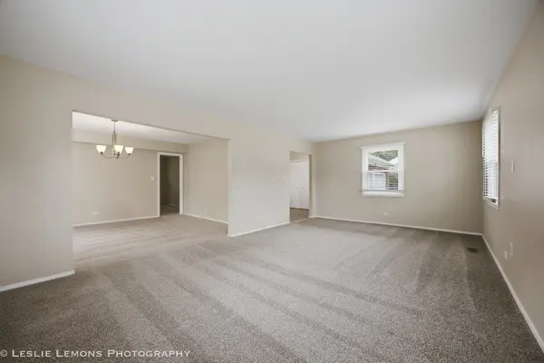651 WOODHOLLOW LN, Buffalo Grove, IL 60089