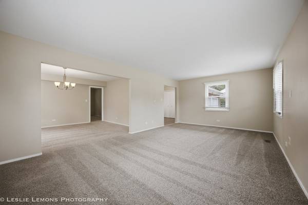 651 WOODHOLLOW LN, Buffalo Grove, IL 60089
