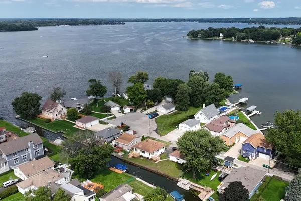 28 Lakeside LN, Fox Lake, IL 60020