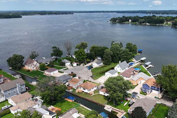28 Lakeside LN, Fox Lake, IL 60020