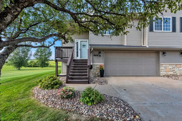 1604 E Lomar ST, Eldridge, IA 52748