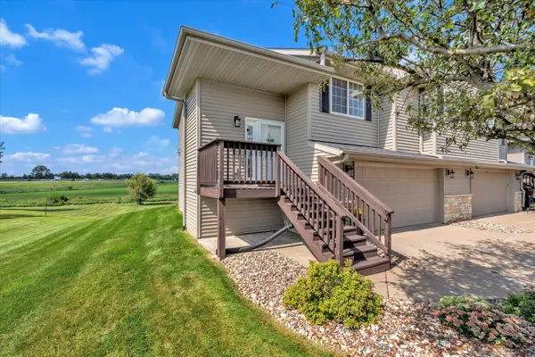 1604 E Lomar ST, Eldridge, IA 52748