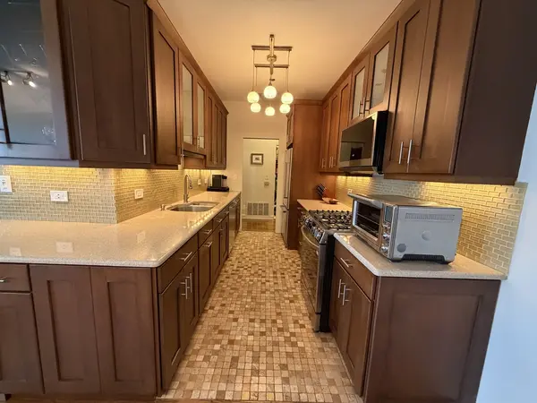 550 W Surf ST #512, Chicago, IL 60657