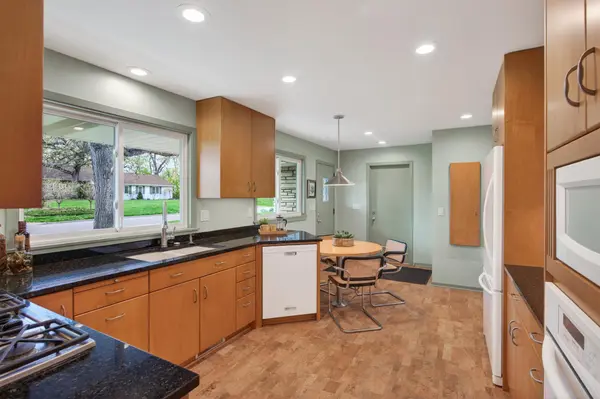 124 Ardmore DR, Golden Valley, MN 55422