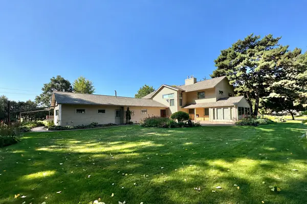 14 Mid Oaks RD, Roseville, MN 55113