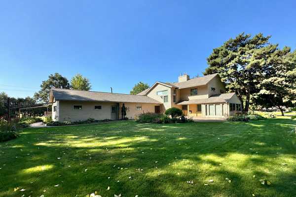 14 Mid Oaks RD, Roseville, MN 55113