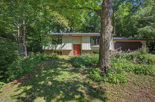 760 Ponderosa DR,  Chanhassen,  MN 55317