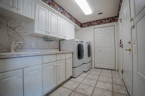 211 Valley View DR SE, Willmar, MN 56201