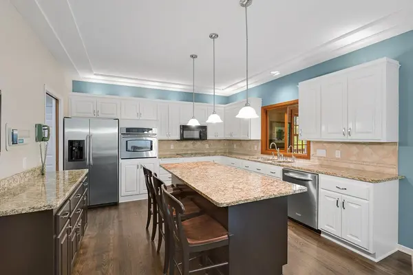 26335 Peach CIR, Excelsior, MN 55331