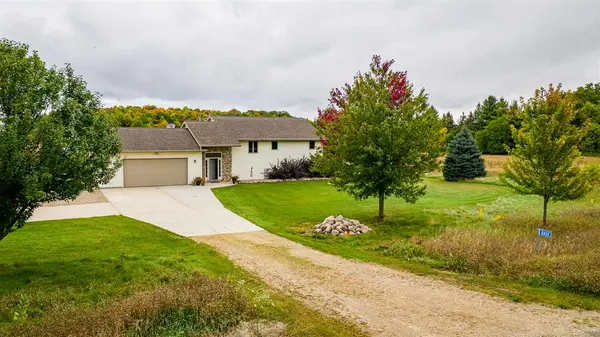 8428 OAK HILL RD, Omro, WI 54963