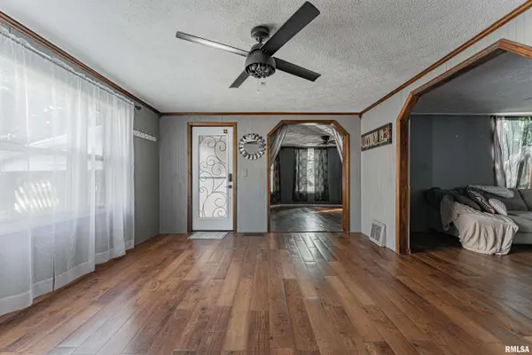 919 E JOHNSON ST, Clinton, IL 61727