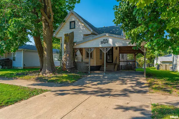 919 E JOHNSON ST, Clinton, IL 61727