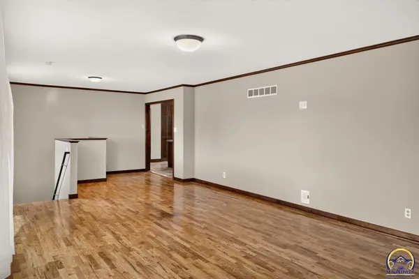 1210 NW 35th ST, Topeka, KS 66618