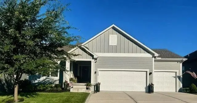 7430 NW Chambers CT, Parkville, MO 64152