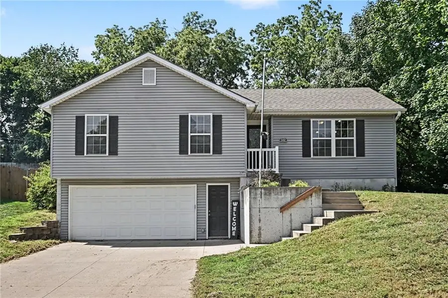 2402 Shirley DR, St Joseph, MO 64503
