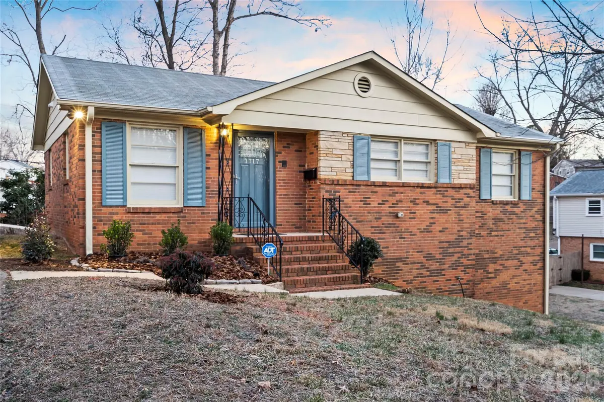 1717 Woodvalley DR, Charlotte, NC 28216