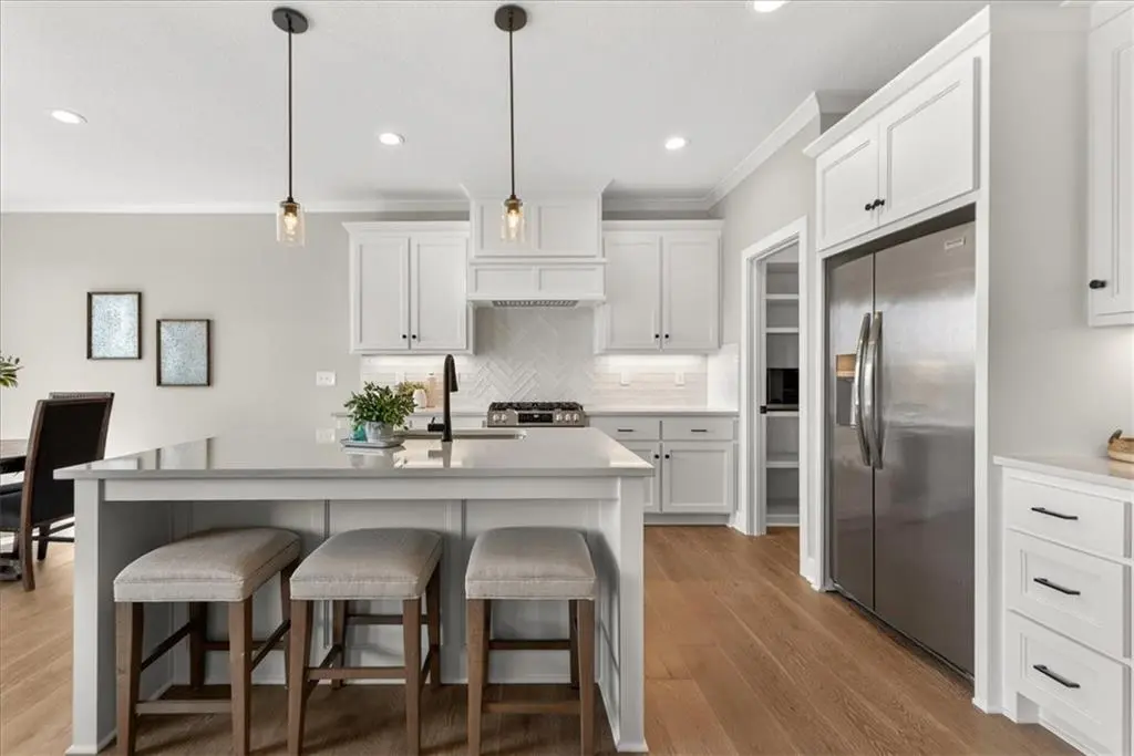 25039 W 94th TER, Lenexa, KS 66227