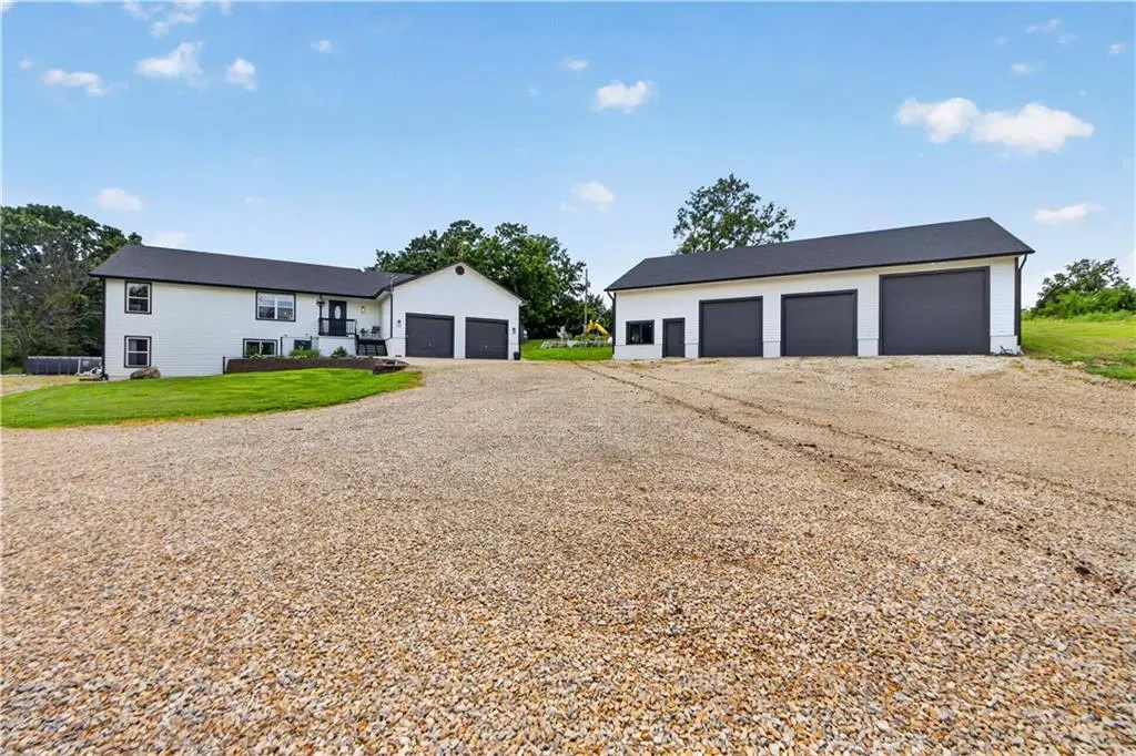 25493 Kansas AVE, Tonganoxie, KS 66086