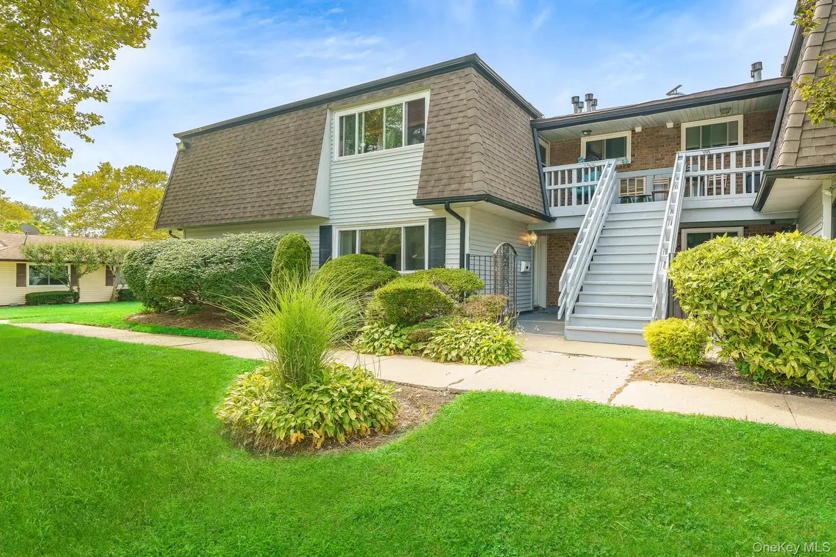161 Feller DR, Central Islip, NY 11722