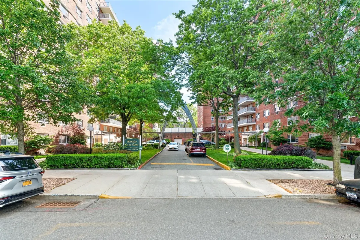 52-30 39 DR #9B, Woodside, NY 11377