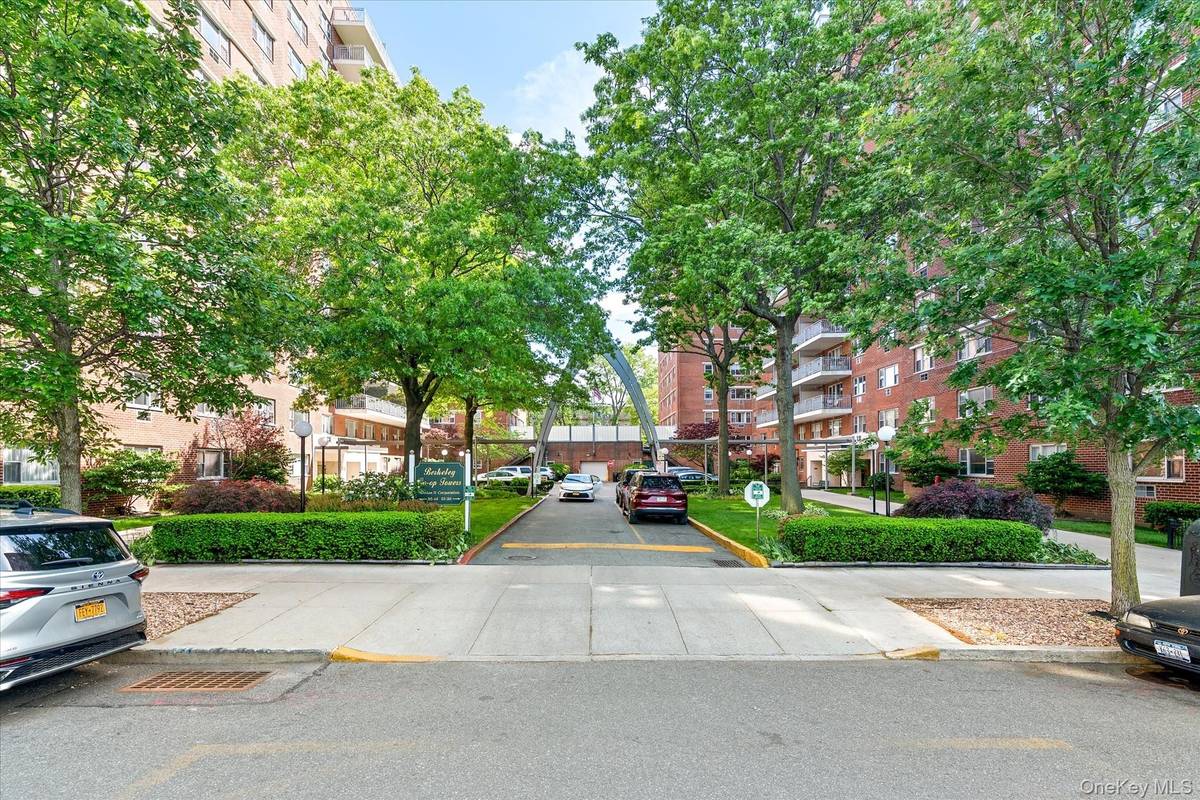 52-30 39 DR #9B, Woodside, NY 11377