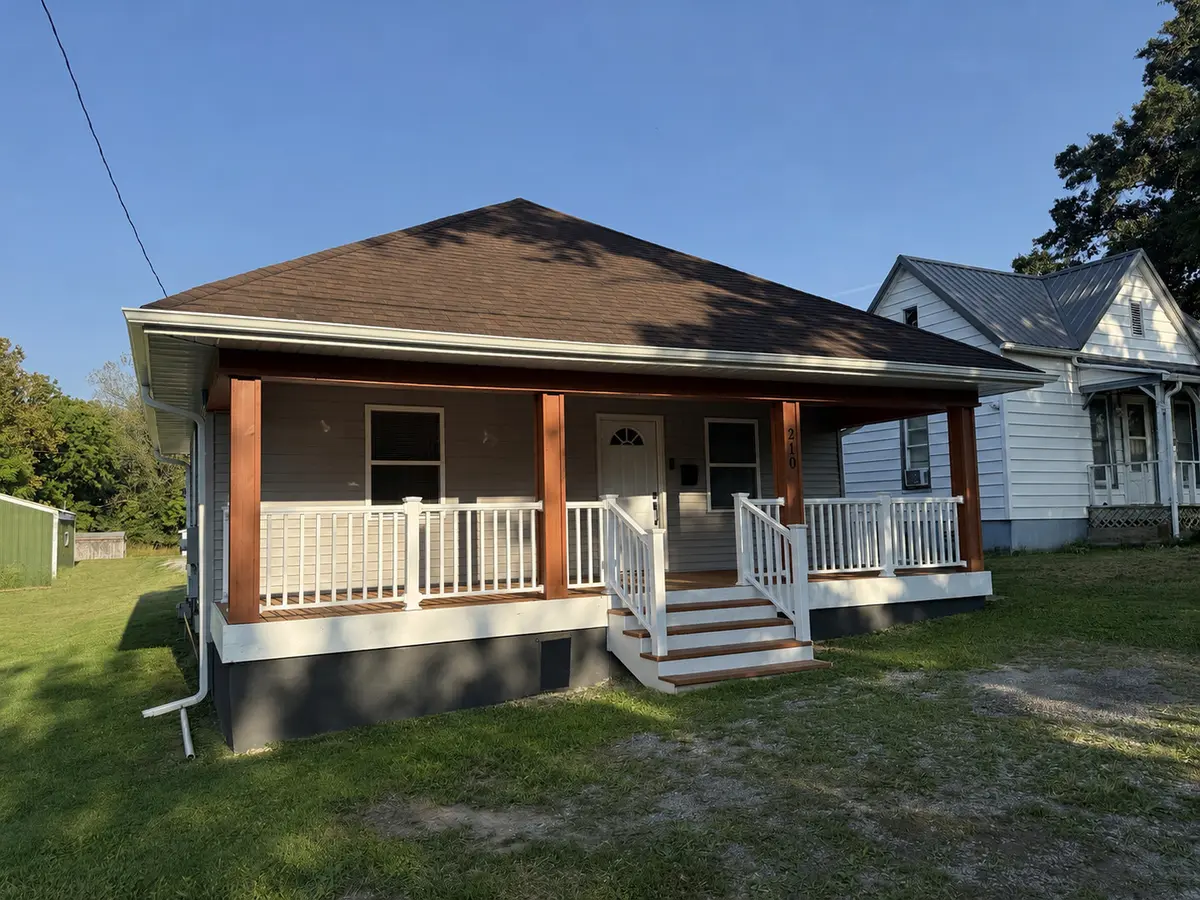 210 N East ST, Duquoin, IL 62832