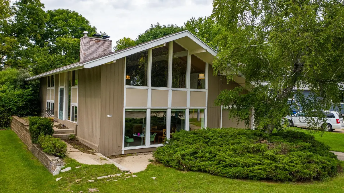 2033 MENOMINEE DR, Oshkosh, WI 54901-2577