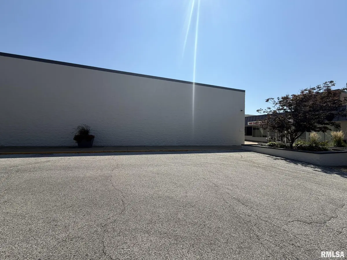 90 E LOCUST ST #Suite B, Canton, IL 61520