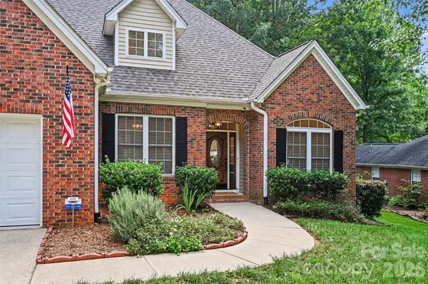 1928 Twin Ponds DR, Hickory, NC 28602