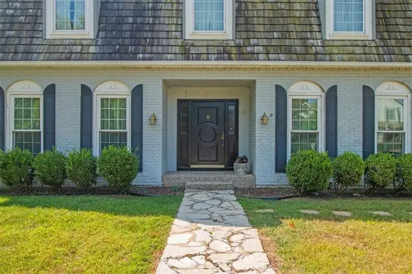 420 Golfview DR, Blue Springs, MO 64014