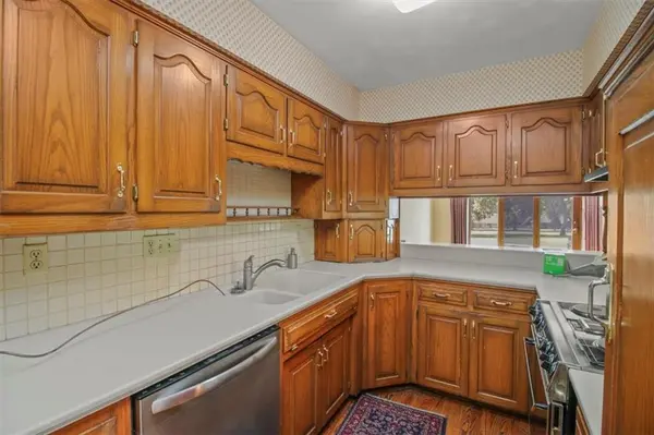 420 Golfview DR, Blue Springs, MO 64014