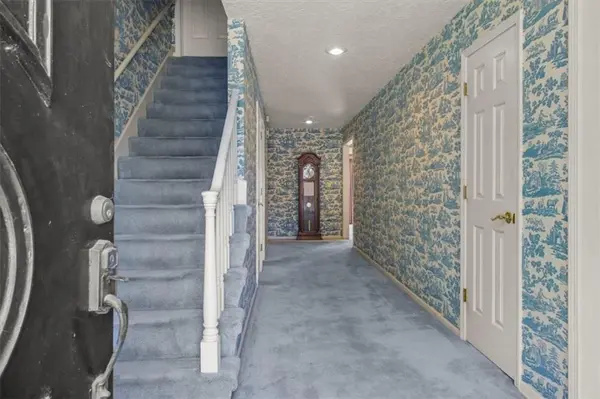 420 Golfview DR, Blue Springs, MO 64014