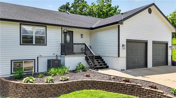 25493 Kansas AVE, Tonganoxie, KS 66086