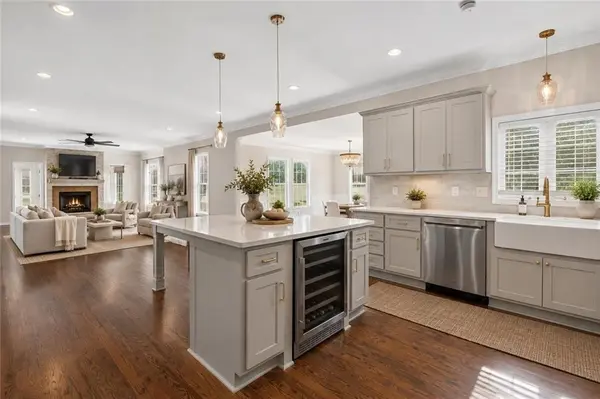 20 SE Meadowbrook DR, Lee's Summit, MO 64082