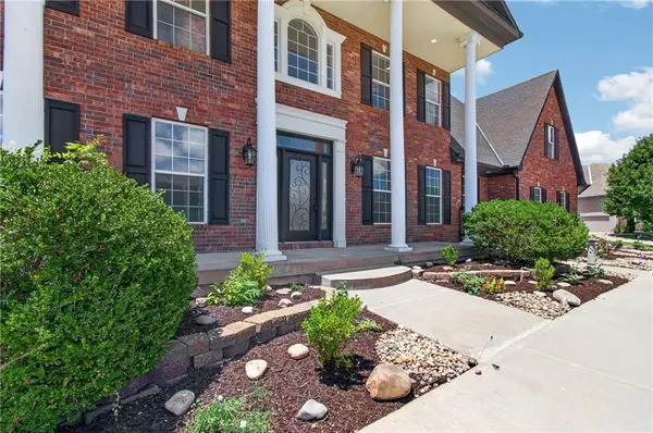 20 SE Meadowbrook DR, Lee's Summit, MO 64082