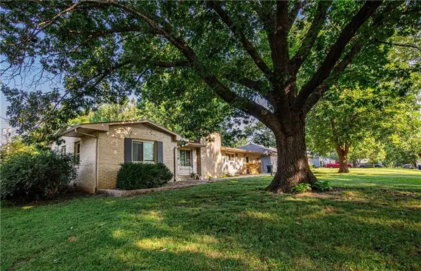 1324 S Oak ST, Ottawa, KS 66067