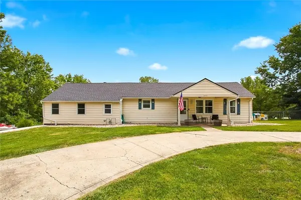 8915 N Lathrop DR, Kansas City, MO 64155