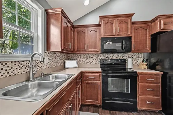 2402 Shirley DR, St Joseph, MO 64503