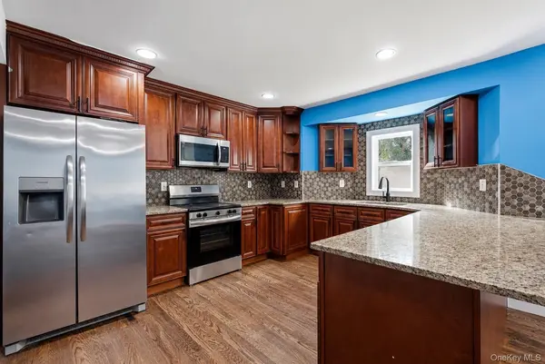 38 Golden Gate DR, Shirley, NY 11967