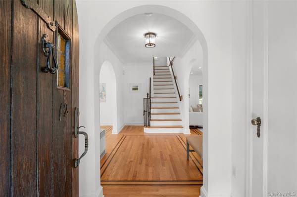 12 Dimitri PL, Larchmont, NY 10538