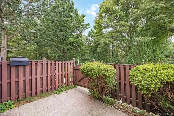 84 Glen Hollow DR, Port Jefferson, NY 11776