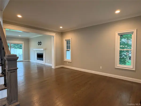28 E Fern Dr, Jericho, NY 11753