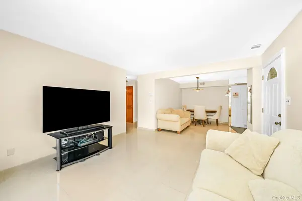 161 Feller DR, Central Islip, NY 11722