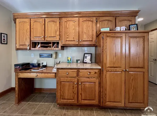 3807 Hunters Hill DR, Lawrence, KS 66049